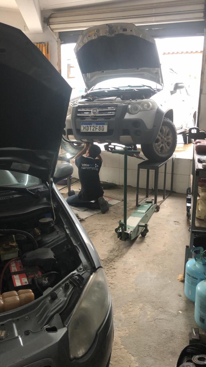 Serviço de ar-condicionado automotivo em Ipatinga — carro no elevador
